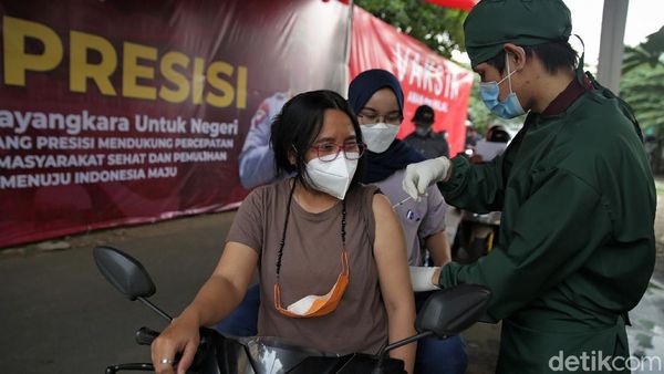 Vaksinasi Drive-Thru Sasar Pemotor-Pesepeda di Ibu Kota