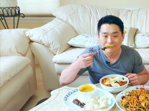 Cicip Sate Padang hingga Lontong Sayur, Begini Komentar YouTuber Amerika