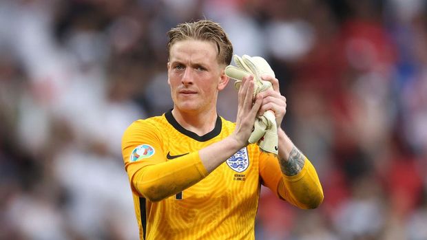 LONDON, ENGLAND - JUNE 29: Jordan Pickford of England applauds the fans after the UEFA Euro 2020 Championship Round of 16 match between England and Germany at Wembley Stadium on June 29, 2021 in London, England. (Photo by Catherine Ivill/Getty Images)