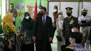 Anies Tinjau Vaksinasi Bagi Anak di SMAN 20 Jakarta