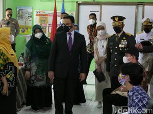 Anies Tinjau Vaksinasi Bagi Anak di SMAN 20 Jakarta