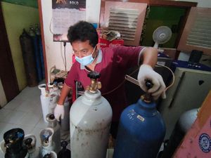 Kasus COVID-19 Meledak, Isi Ulang Oksigen Diburu