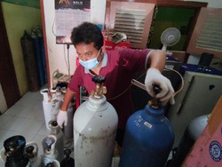 Kasus COVID-19 Meledak, Isi Ulang Oksigen Diburu