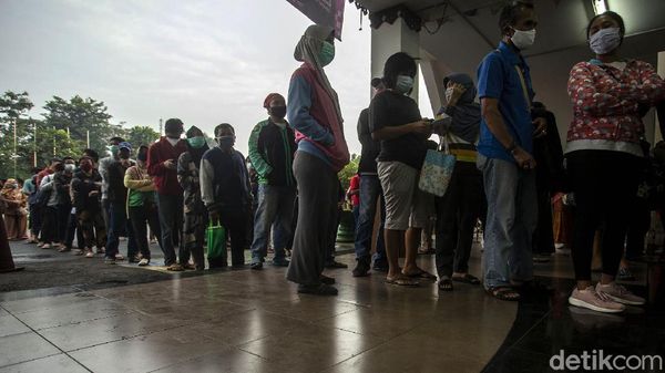Begini Antrean Panjang Warga Ingin Vaksin Sejak Subuh