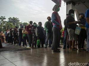 Begini Antrean Panjang Warga Ingin Vaksin Sejak Subuh