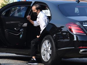 Jokowi: Terima Kasih Dokter-Nakes yang Telah Bekerja Pagi hingga Malam