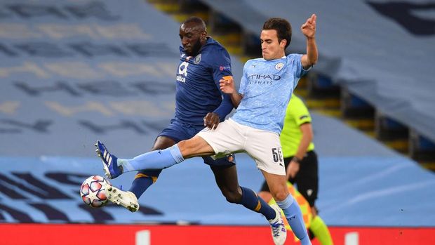 MANCHESTER, ENGLAND - OCTOBER 21: Marega of FC Porto is challenged by Eric Garcia of Manchester City during the UEFA Champions League Group C stage match between Manchester City and FC Porto at Etihad Stadium on October 21, 2020 in Manchester, England. Sporting stadiums around the UK remain under strict restrictions due to the Coronavirus Pandemic as Government social distancing laws prohibit fans inside venues resulting in games being played behind closed doors. (Photo by Paul Ellis - Pool/Getty Images)