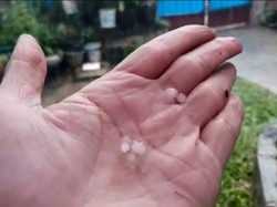 Masuk Musim Pancaroba, Cimahi Diterjang Hujan Es dan Angin Kencang