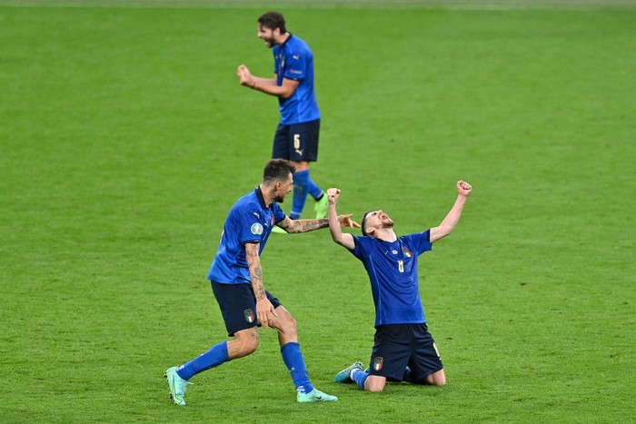 LONDON, ENGLAND - JUNE 26: Francesco Acerbi and Jorginho of Italy celebrate their sides victory after the UEFA Euro 2020 Championship Round of 16 match between Italy and Austria at Wembley Stadium at Wembley Stadium on June 26, 2021 in London, England. (Photo by Justin Tallis - Pool/Getty Images)