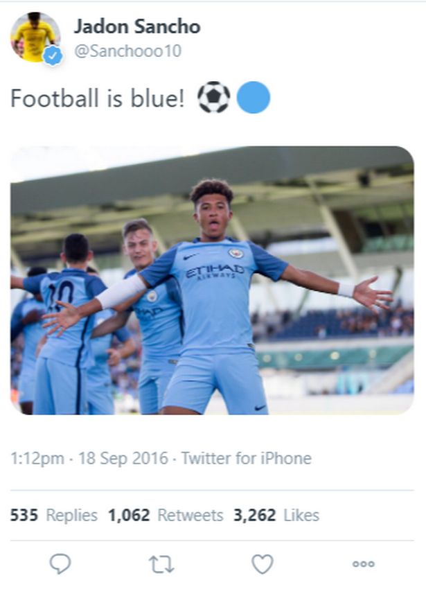 MANCHESTER, ENGLAND - APRIL 18: Jadon Sancho of Manchester City takes the ball past Reece James of Chelsea during the FA Youth Cup Final First Leg match between Manchester City and Chelsea at The Academy Stadium on April 18, 2017 in Manchester, England.  (Photo by Alex Livesey/Getty Images)
