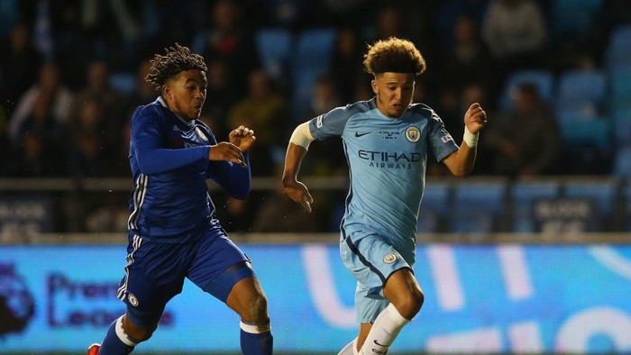 MANCHESTER, ENGLAND - APRIL 18: Jadon Sancho of Manchester City takes the ball past Reece James of Chelsea during the FA Youth Cup Final First Leg match between Manchester City and Chelsea at The Academy Stadium on April 18, 2017 in Manchester, England.  (Photo by Alex Livesey/Getty Images)