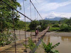 Pernah Dicek Menteri PUPR, Jembatan Indiana Jones Ini Belum Digarap
