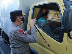 Rayakan HUT Bhayangkara Ke-75, Kapolda NTB Keliling Ajak Warga Vaksin