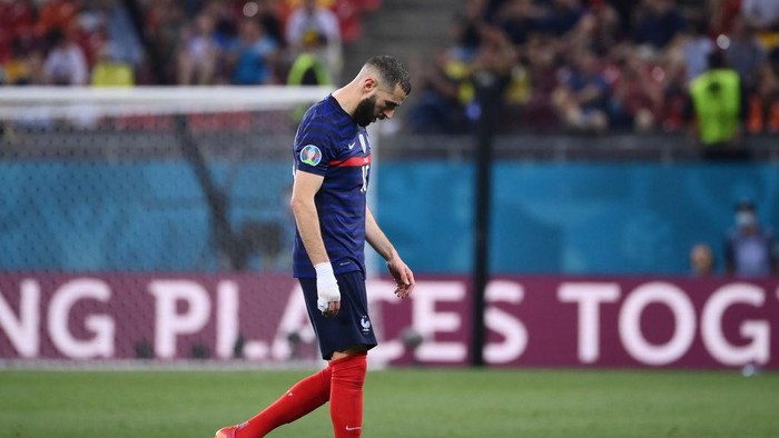 BUCHAREST, ROMANIA - JUNE 28: Karim Benzema of France looks dejected as he is substituted off during the UEFA Euro 2020 Championship Round of 16 match between France and Switzerland at National Arena on June 28, 2021 in Bucharest, Romania. (Photo by Daniel Mihailescu - Pool/Getty Images)
