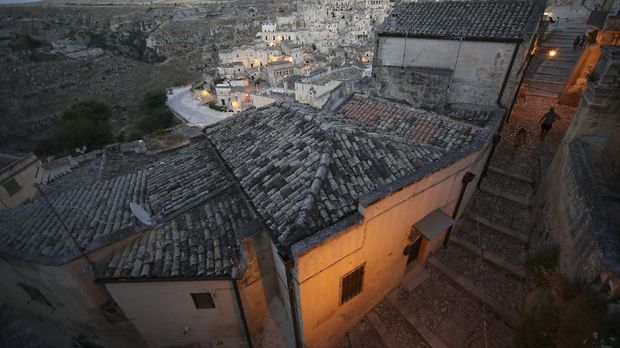 Keajaiban Kota Matera di Italia People walk on the street of the 'Sassi di Matera' districts, in Matera, Italy, June 29, 2021. Picture taken June 29, 2021. REUTERS/Yara Nardi