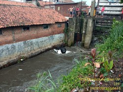 Longsor, Minibus Hanyut Terbawa Arus Sungai Cikendal di Bandung