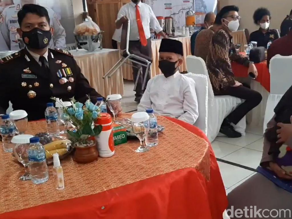 Momen Haru Pertemuan Arul dengan Ibunya di Mapolres Tasikmalaya Momen Haru Pertemuan Arul dengan Ibunya di Mapolres Tasikmalaya