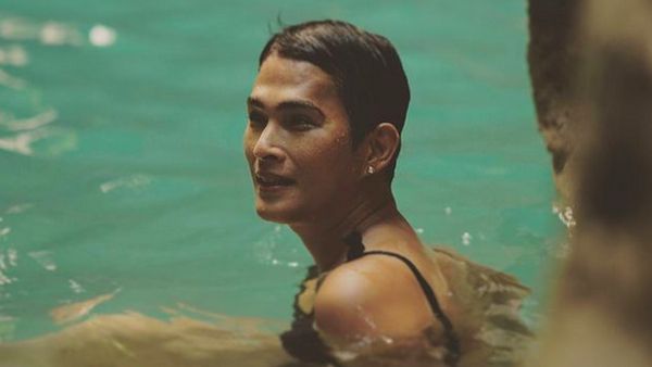 6 Gaya Oscar Lawalata Liburan di Sumba, Percaya Diri Berbusana Wanita