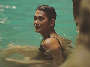 6 Gaya Oscar Lawalata Liburan di Sumba, Percaya Diri Berbusana Wanita