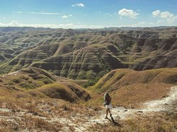 Celebrity on Vacation: Menikmati Pemandangan Indah dari Bukit Ndapayami Sumba