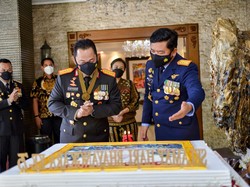Panglima TNI Beri Kejutan ke Kapolri di Hari Bhayangkara Ke-75