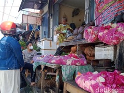 Sama-sama Pusing, Ini Beda Curhat Pembuat Peti Mati dengan Penjual Bunga