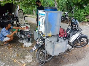 Pemuda Jombang Ini Bangkit dari Pandemi dengan Jasa Cuci Motor-Mobil Online