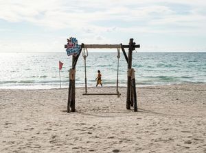 Landing di Phuket, Lansung Mantai Tanpa Karantina, Turis-turis Asing Happy Landing di Phuket, Lansung Mantai Tanpa Karantina, Turis-turis Asing Happy
