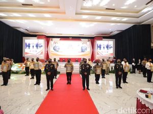 Dua Polisi Surabaya Dapat Penghargaan di Hari Bhayangkara