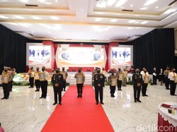 Dua Polisi Surabaya Dapat Penghargaan di Hari Bhayangkara