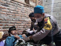 Polisi Pacitan Gelar Sunat Gratis Door to Door di Hari Bhayangkara