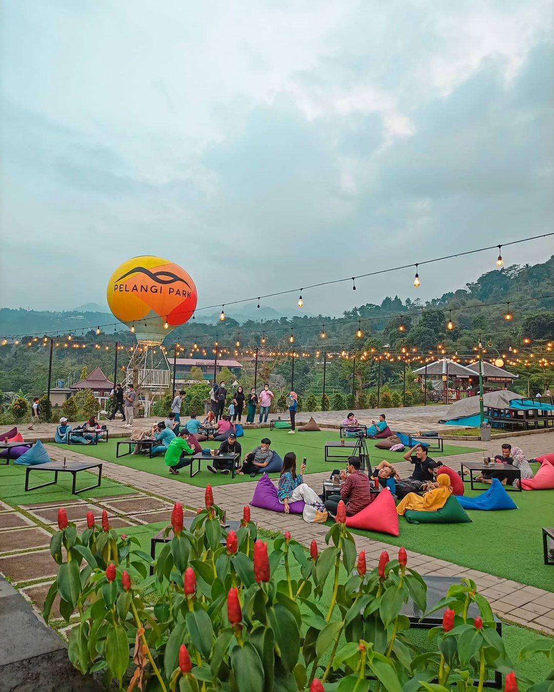 Sejuk! 5 Restoran Outdoor di Bogor Ini Punya Panorama Bukit dan Persawahan