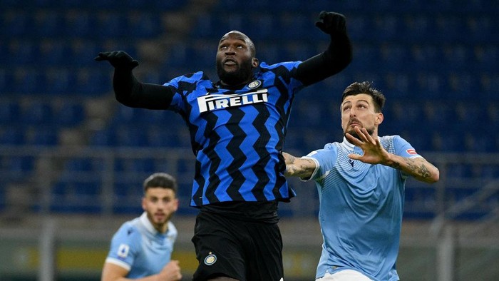 MILAN, ITALY - FEBRUARY 14: Francesco Acerbi of SS Lazio compete for the ball wiuth Romelu Lukaku of FC Internazionale during the Serie A match between FC Internazionale  and SS Lazio at Stadio Giuseppe Meazza on February 14, 2021 in Milan, Italy. (Photo by Marco Rosi - SS Lazio/Getty Images)