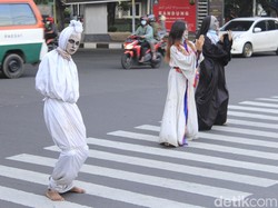 Aksi Hantu Bermuka Seram Hibur Pengendara di Jalan Dago Bandung