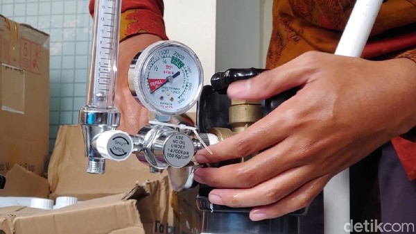 Kelangkaan oksigen kian menjadi, di tengah pendemi corona kali ini. Akibatnya, harga melambung karena banyaknya permintaan dengan keterbatasan stok yang ada.