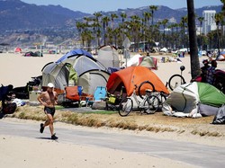 Gelandangan Melonjak, Wali Kota Los Angeles Umumkan Keadaan Darurat!
