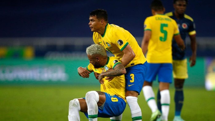 RIO DE JANEIRO, BRAZIL - JUNE 23: Neymar Jr. of Brazil reacts after suffering an injury as teammate Thiago Silva helps him stand up during a Group B match between Brazil and Colombia as part of Copa America Brazil 2021 at Estadio Olímpico Nilton Santos on June 23, 2021 in Rio de Janeiro, Brazil. (Photo by Wagner Meier/Getty Images)