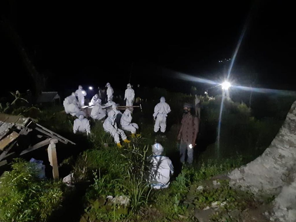 Perjuangan Tim Pemakaman Corona Harus Jalan Ratusan Meter di Lereng Muria
