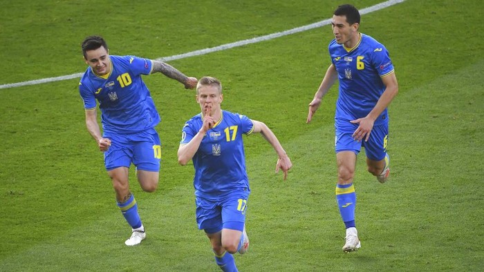 Ukraines Oleksandr Zinchenko, center, celebrates after scoring his sides opening goal during the Euro 2020 soccer championship round of 16 match between Sweden and Ukraine at Hampden Park stadium in Glasgow, Tuesday, June 29, 2021.(AP Photo/Andy Buchanan, Pool)