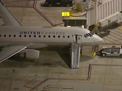 Patah Kaki Setelah Mencoba Terobos Kokpit dan Buka Seluncur di Pintu Darurat