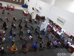 Antusiasme Warga di Surabaya dalam Vaksinasi COVID-19