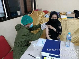 Polisi Gelar Vaksinasi COVID di RT03/011 Palmerah: 200 Berhasil, 7 Gagal