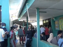 Warga Parepare Berkerumun Abai Prokes Saat Antre Vaksin