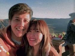 Momen Romantis Via Vallen Nonton Mr Bean di Layar Tancep Bareng Pacar