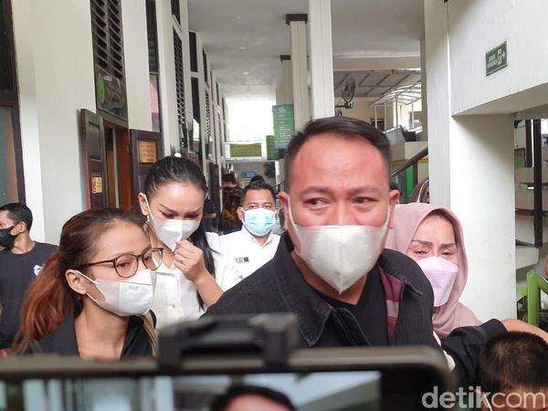 Raut Wajah Vicky Prasetyo Menangis Dituntut 8 Bulan Penjara