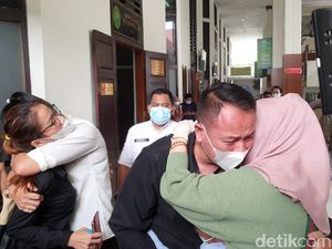 Tangis Kalina dan Ibunda Pecah di Sidang Tuntutan Vicky Prasetyo Tangis Kalina dan Ibunda Pecah di Sidang Tuntutan Vicky Prasetyo