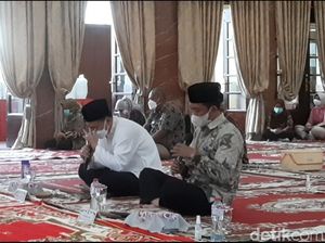 Banyak Warga Terpapar Corona, Wali Kota Surabaya Menangis dalam Doa