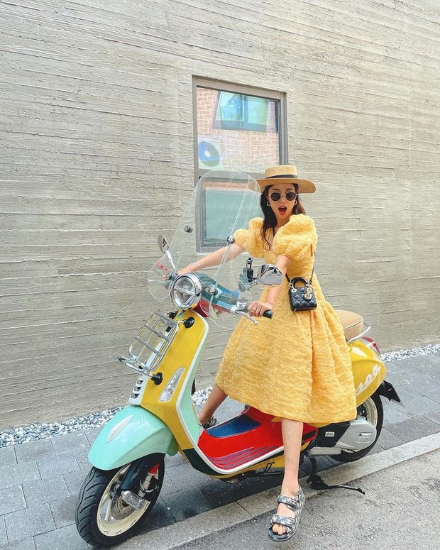 Aktris Gi Eun Se dengan Micro Lady Dior Bag hitam/ sumber: instagram.com/kieunse/ Aktris Gi Eun Se berpose dengan tas tas pesta mewah dan elegan terbaru Micro Lady Dior Bag hitam yang klasik.