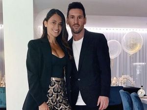 Canggung Banget! Istri Lionel Messi Nyaris Salah Cium Jordi Alba