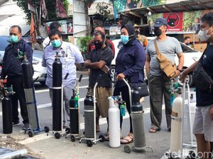 Darurat Lonjakan COVID-19, Antrean Isi Ulang Oksigen Mengular